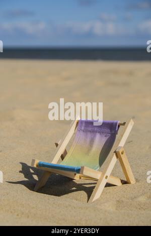 Vacanze soleggiate sulla spiaggia e accessori da spiaggia. Lettino prendisole sul mare. Sedie a sdraio in legno. Concetto di vacanza estiva. Spazio di copia per la t Foto Stock