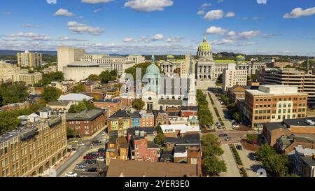 La mattina presto luce colpisce gli edifici e centro città zona in capitale dello stato della Pennsylvania a Harrisburg Foto Stock