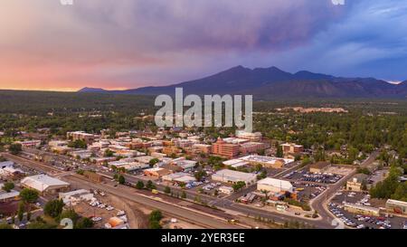 Blu e arancione volute intorno tra le nuvole al tramonto su Flagstaff in Arizona Foto Stock