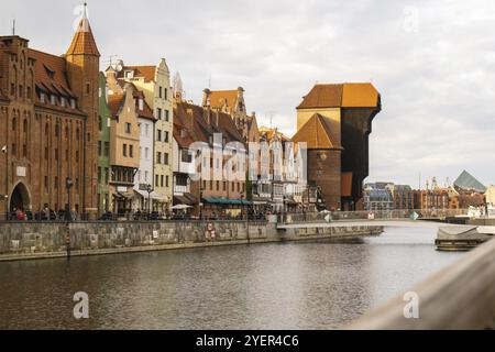 Antica gru, zuraw città vecchia di Danzica. Il lungofiume di Granary Island si riflette sul fiume Moltawa. Visita Danzica Polonia destinazione di viaggio. Turista Foto Stock