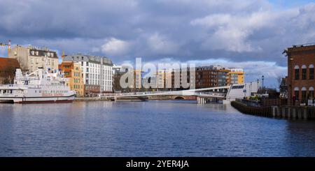 Danzica Polonia Maggio 2022 nuovo ponte moderno che si trasforma nel centro storico di Danzica riflessione nel paesaggio urbano del fiume Moltawa. Antica gru. Apertura del piede girevole Foto Stock