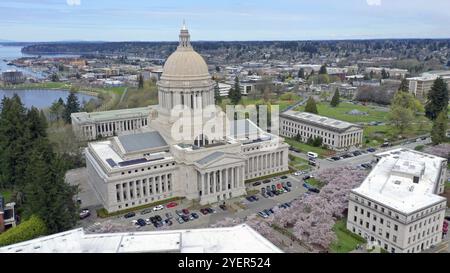 La prospettiva aerea sopra la molla Fiori Ciliegio a Washington la capitale dello Stato edificio in Olympia Foto Stock