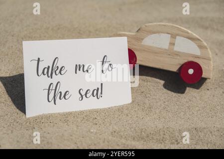 PORTATEMI AL testo DEL MARE su carta di auguri e sull'arredamento delle vacanze estive. Spiaggia sabbiosa, costa soleggiata. Cartolina per le vacanze. Viaggio in autobus Foto Stock