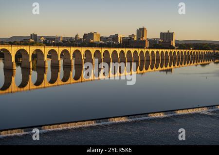 La luce del mattino colpisce gli edifici e centro città zona in capitale dello stato della Pennsylvania a Harrisburg Foto Stock