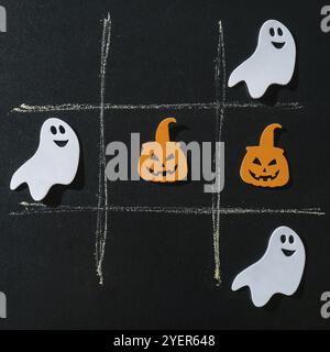 Gioco di punte TAC creativo fatto di decorazioni di Halloween. Ghost pipistrello zucca partito d'autunno concetto Craft fai da te giochi per bambini Foto Stock