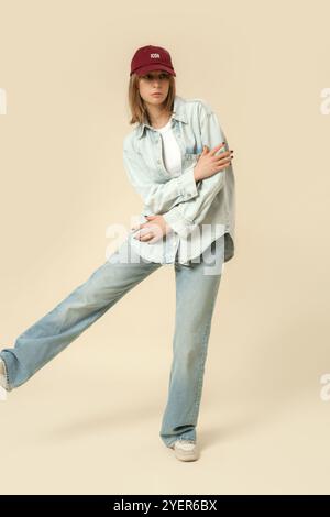 Serie di foto in studio di donna in un outfit casual moderno, jeans blu, canotta bianca e camicia in denim. Foto Stock