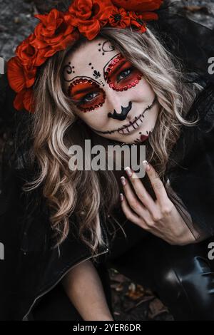 Primo piano ritratto di Calavera Catrina. Giovane donna con il trucco del cranio dello zucchero. Dia de los muertos. Giorno dei morti. Halloween. Santa Muerte trucco donna o Foto Stock