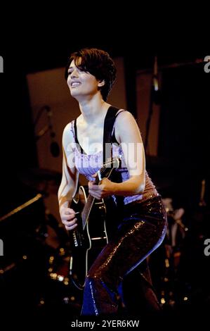 Roma Italia 01/05/1997: Pau (Paolo Bruni) cantante e chitarrista dei Negrita, rock band italiana e Carmen Consoli cantante italiana durante il concerto dal vivo al 1° maggio Festival Foto Stock