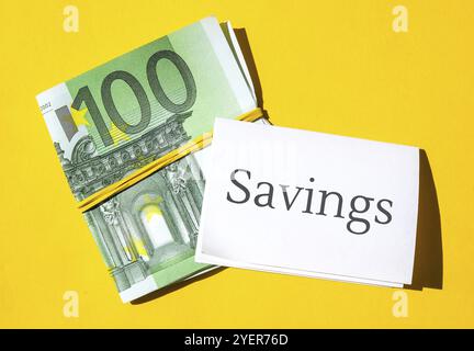 RISPARMIO di testo scritto con note cartacee. Risparmia denaro. Risparmia oggi per le banconote in euro di domani. Soldi, affari, finanza, investimento, risparmio. Fattura in contanti. Affari Foto Stock