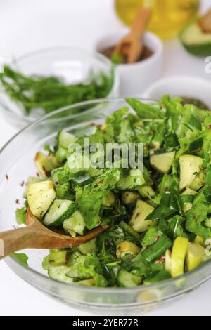 Insalata di verdure fresche verdi ed erbe. Cucina dieta sana o cibo vegetariano. Ricetta passo per passo. Mangiare sano. Ingredienti per insalata. Grezza fo Foto Stock