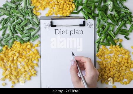 Programma DI DIETA. Verdure surgelate di mais giallo, fagioli verdi. Raccolta conservazione di cibo per l'inverno. Veganismo, alimentazione sana vegetariana, copia vuota s Foto Stock