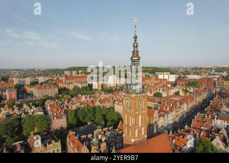 Cattedrale di Santa Maria splendida architettura panoramica della città vecchia di Danzica, Polonia all'alba. Vista aerea drone pov. Paesaggio urbano città da Ab Foto Stock