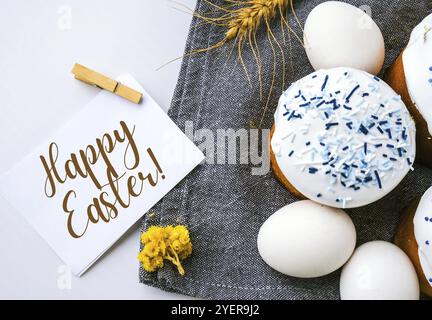 BUON biglietto DI auguri DI PASQUA buon giorno buona Pasqua. Ortodossa Pasqua. Tendenza creativa torta di pasqua fatta in casa e uova alla moda. Copia foglio spazio pa Foto Stock