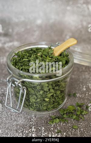 Ingrediente adattogeno del prezzemolo verde fresco e secco. Erboristeria mangiare sano. Cibo prebiotico superfood. Erbe biologiche coltivate in casa sostenibili Foto Stock