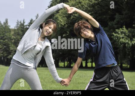 Uomo e donna che fanno esercizio preparatorio Foto Stock