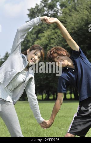 Uomo e donna che fanno esercizio preparatorio Foto Stock