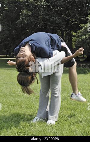 Uomo e donna che fanno esercizio preparatorio Foto Stock