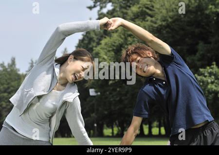 Uomo e donna che fanno esercizio preparatorio Foto Stock