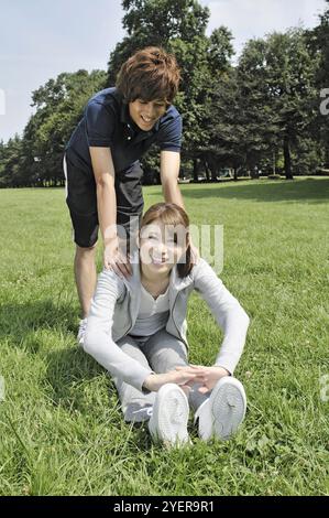 Uomo e donna che fanno esercizio preparatorio Foto Stock