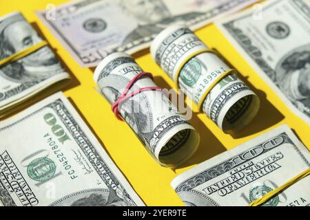 Pacchetto di dollari USA primo piano isolato su sfondo dollaro. Tagli di carta dei rotoli di contanti di dollari con le fasce di gomma. Bilancio di affari di ricchezza e p Foto Stock