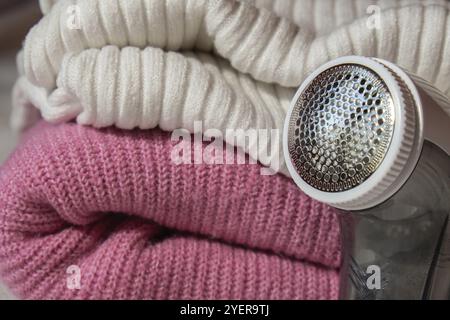 Rasoio anti-pilling. Dispositivo per la rasatura degli abiti. Rasoio in tessuto anti-peluche. Rimuovi pelucchi con disappannante per pillole per maglione portatile elettrico in acrilico rosa o WO Foto Stock