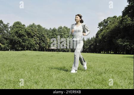 Uomo e donna che fanno esercizio preparatorio Foto Stock