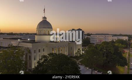 Golden la luce solare raggiunge l'orizzonte mostra attorno alla capitale statehoue a Montgomery in Alabama Foto Stock