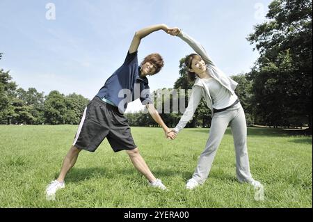 Uomo e donna che fanno esercizio preparatorio Foto Stock