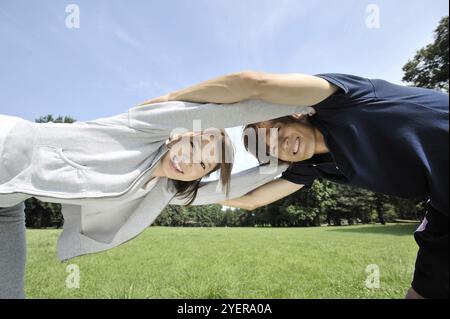 Uomo e donna che fanno esercizio preparatorio Foto Stock