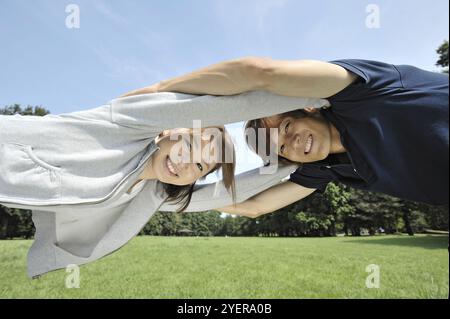 Uomo e donna che fanno esercizio preparatorio Foto Stock