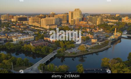 Soluzione satura di mattina presto luce colpisce gli edifici e architettura del centro cittadino di Wilmington Delaware Foto Stock