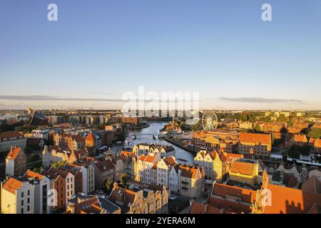 Bella architettura della città vecchia di Danzica, Polonia, nelle giornate di sole. Vista aerea dal drone del Municipio principale e della Basilica di Santa Maria. Città Architectu Foto Stock