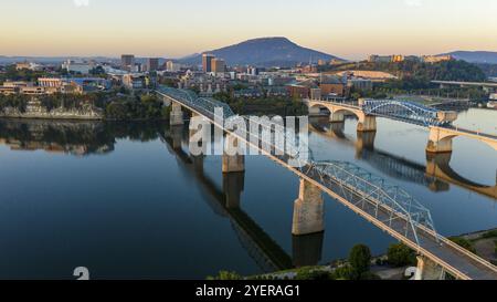 Fiume Tennessee si avvolge intorno alle banche del centro cittadino di Chattanooga TN all'alba Foto Stock