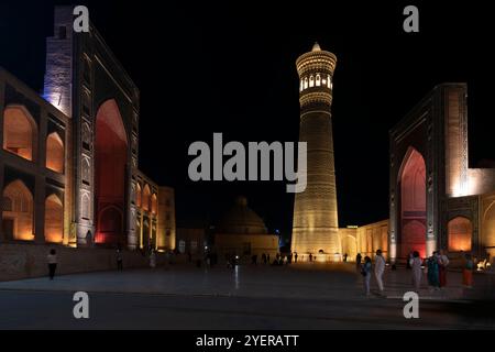 Vista notturna della storica Moschea Kalyan e della Moschea della Madrasa Araba Mir-i. La moschea Kalyan, che compone poi-Kalyan Ensemble, è la moschea centrale della Santa Bukha Foto Stock