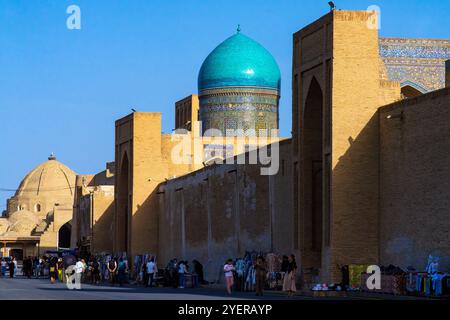 Vista sulla strada dell'istituzione della madrasa araba Mir-i che fa parte del complesso poi-Kalyan nel sacro Bukhara. Kalyan Mosque, comporre poi-Kalyan Ensemble è Foto Stock