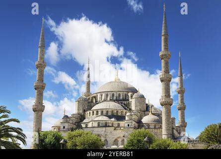 Vista panoramica della famosa Moschea Blu di Istanbul sul cielo blu nuvoloso Foto Stock