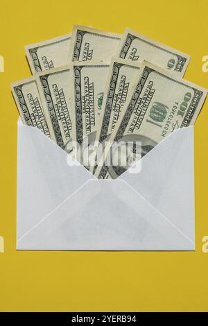 Banconota dollaro risparmio denaro in busta su sfondo giallo copia spazio. Consumo ed economia che raccoglie denaro. Suggerimenti. Economia, finanza, risparmio, b Foto Stock