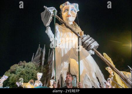 New York, Stati Uniti. 31 ottobre 2024. I burattinai partecipano alla 51a sfilata annuale di Halloween del villaggio di New York del 2024 il 31 ottobre 2024 a New York. Credito: SOPA Images Limited/Alamy Live News Foto Stock