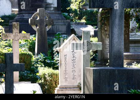 Roma, Italia. 1 novembre 2024. Visite al Cimitero acattolico di Roma nel giorno di Ognissanti &#x2014; Roma, Italia - Venerd&#xec; 01 novembre 2024 - Cronaca - (foto di Cecilia Fabiano/LaPresse) molte persone che visitano il Cimitero non Chatolic vicino alla Piramide di Roma &#x2014; Roma, Italia - venerdì 31 novembre 2024 - News - (foto di Cecilia Fabiano/LaPresse Foto Stock