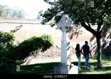 Roma, Italia. 1 novembre 2024. Visite al Cimitero acattolico di Roma nel giorno di Ognissanti &#x2014; Roma, Italia - Venerd&#xec; 01 novembre 2024 - Cronaca - (foto di Cecilia Fabiano/LaPresse) molte persone che visitano il Cimitero non Chatolic vicino alla Piramide di Roma &#x2014; Roma, Italia - venerdì 31 novembre 2024 - News - (foto di Cecilia Fabiano/LaPresse Foto Stock