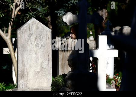 Roma, Italia. 1 novembre 2024. Visite al Cimitero acattolico di Roma nel giorno di Ognissanti &#x2014; Roma, Italia - Venerd&#xec; 01 novembre 2024 - Cronaca - (foto di Cecilia Fabiano/LaPresse) molte persone che visitano il Cimitero non Chatolic vicino alla Piramide di Roma &#x2014; Roma, Italia - venerdì 31 novembre 2024 - News - (foto di Cecilia Fabiano/LaPresse Foto Stock