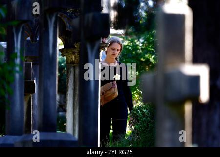 Roma, Italia. 1 novembre 2024. Visite al Cimitero acattolico di Roma nel giorno di Ognissanti &#x2014; Roma, Italia - Venerd&#xec; 01 novembre 2024 - Cronaca - (foto di Cecilia Fabiano/LaPresse) molte persone che visitano il Cimitero non Chatolic vicino alla Piramide di Roma &#x2014; Roma, Italia - venerdì 31 novembre 2024 - News - (foto di Cecilia Fabiano/LaPresse Foto Stock