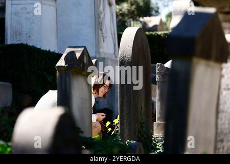 Roma, Italia. 1 novembre 2024. Visite al Cimitero acattolico di Roma nel giorno di Ognissanti &#x2014; Roma, Italia - Venerd&#xec; 01 novembre 2024 - Cronaca - (foto di Cecilia Fabiano/LaPresse) molte persone che visitano il Cimitero non Chatolic vicino alla Piramide di Roma &#x2014; Roma, Italia - venerdì 31 novembre 2024 - News - (foto di Cecilia Fabiano/LaPresse Foto Stock