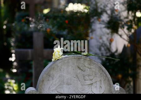 Roma, Italia. 1 novembre 2024. Visite al Cimitero acattolico di Roma nel giorno di Ognissanti &#x2014; Roma, Italia - Venerd&#xec; 01 novembre 2024 - Cronaca - (foto di Cecilia Fabiano/LaPresse) molte persone che visitano il Cimitero non Chatolic vicino alla Piramide di Roma &#x2014; Roma, Italia - venerdì 31 novembre 2024 - News - (foto di Cecilia Fabiano/LaPresse Foto Stock