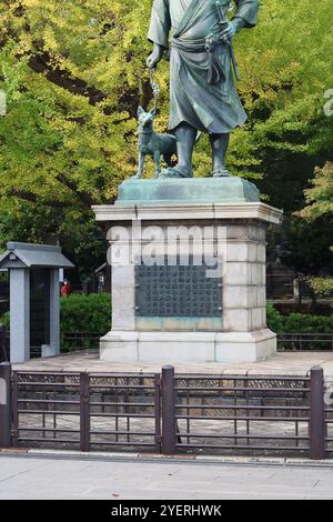 TOKYO, GIAPPONE - 31 ottobre 2024: Dettaglio della statua del samurai Saigo Takamori e del suo cane nel Parco Ueno. Foto Stock