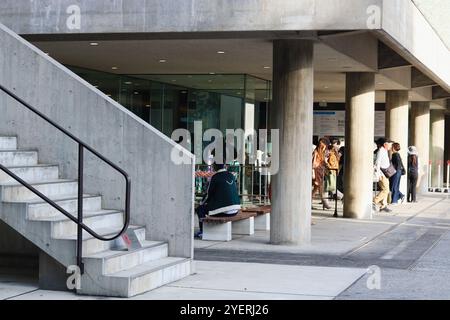 TOKYO, GIAPPONE - 31 ottobre 2024: Dettaglio della parte anteriore del Museo Nazionale d'Arte Occidentale nell'area di Ueno di Tokyo, tra cui una scala e un'area salotto Foto Stock