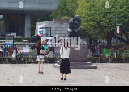 TOKYO, GIAPPONE - 31 ottobre 2024: I visitatori scattano foto della scultura del Pensatore di Rodin nel giardino del Museo Nazionale d'Arte Occidentale nel Parco Ueno. Foto Stock