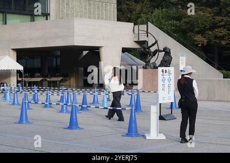 TOKYO, GIAPPONE - 31 ottobre 2024: Dettaglio della facciata del Museo d'Arte Occidentale nel Parco Ueno di Tokyo, dove si tiene una mostra Monet. Foto Stock