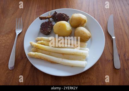 Patate novelle agli asparagi bianchi e cotolette di agnello Foto Stock