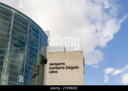Architettura moderna dell'aeroporto humberto delgado di lisbona, portogallo, con facciata in vetro e nuvole nel cielo Foto Stock